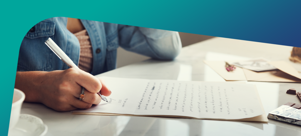 jovem universitário com carta de recomendação em mãos