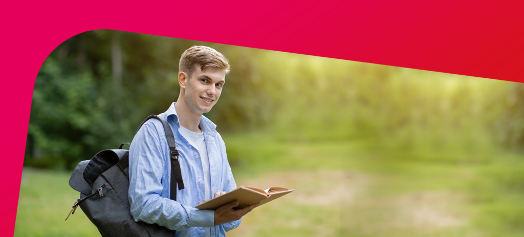 Jovem calouro com livros, no primeiro ano de faculdade no exteriore mochila.
