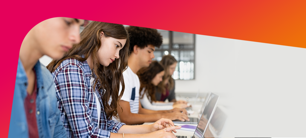 jovem se preparando para o SAT digital, conceito de estudar no exterior