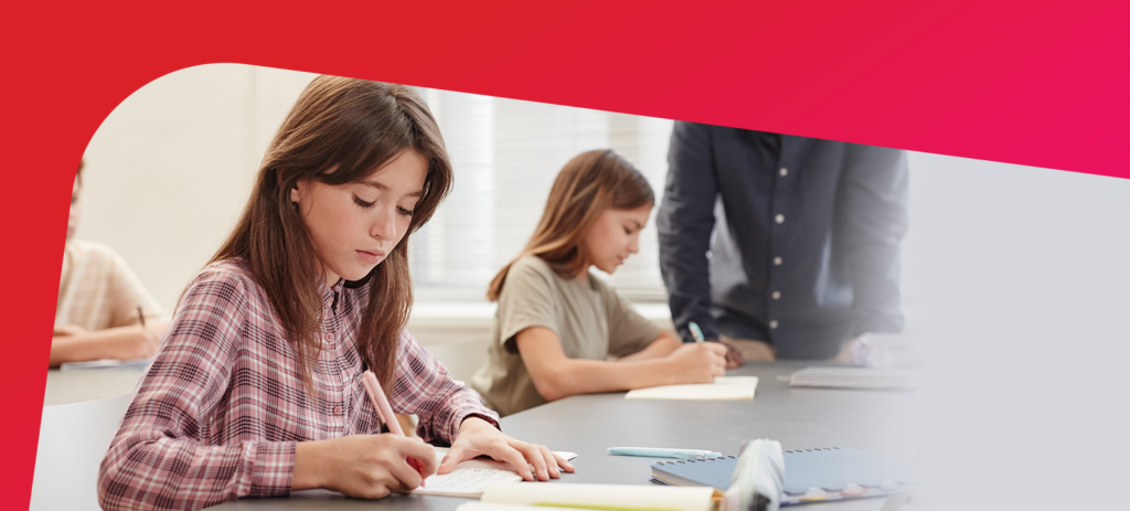 alunos do 9º ano do ensino fundamental estudando