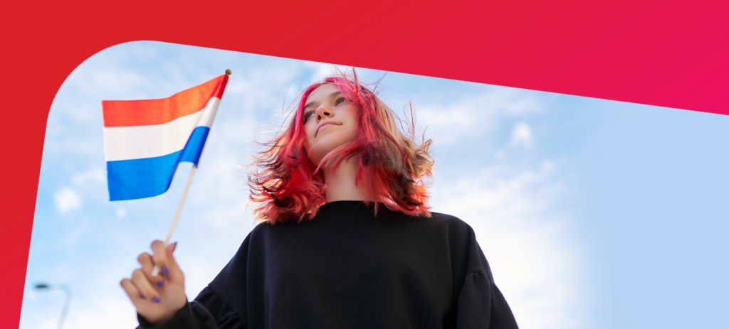 Menina com a bandeira da Holanda, representando o sistema universitário holandês.