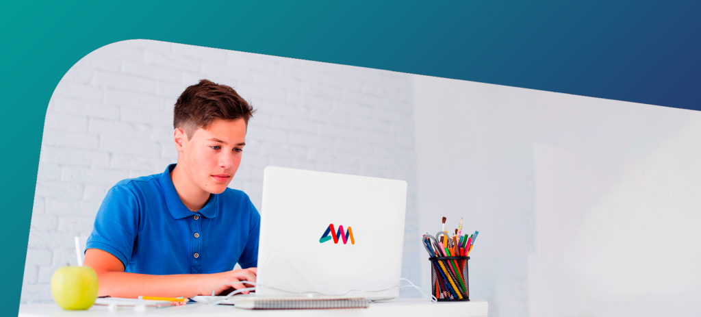 Menino estudando para o novo SAT digital