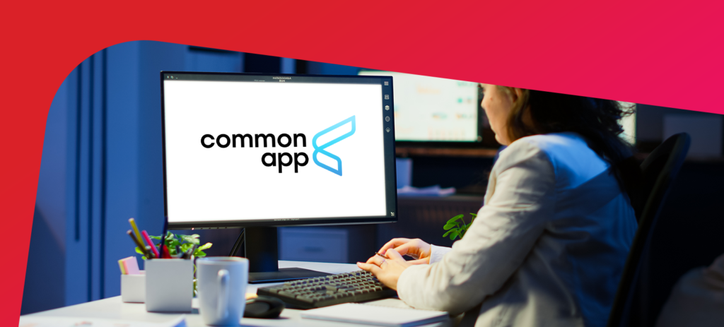 Estudante vendo os novos prompts de redação para o Common App