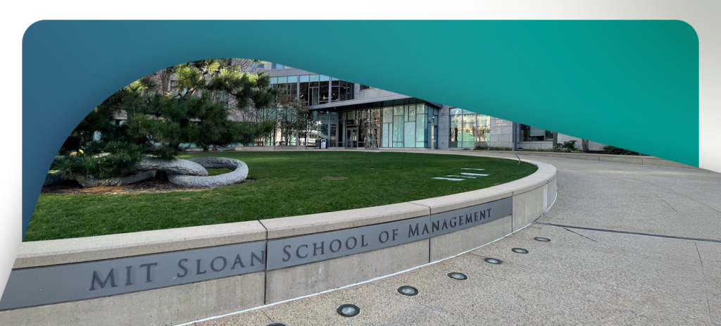 Vista do campus do MIT Sloan com destaque para liderança em tecnologia e educação executiva