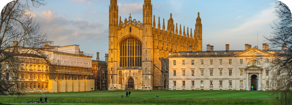 Estudante conhecendo o processo seletivo para entrar em Oxford e Cambridge