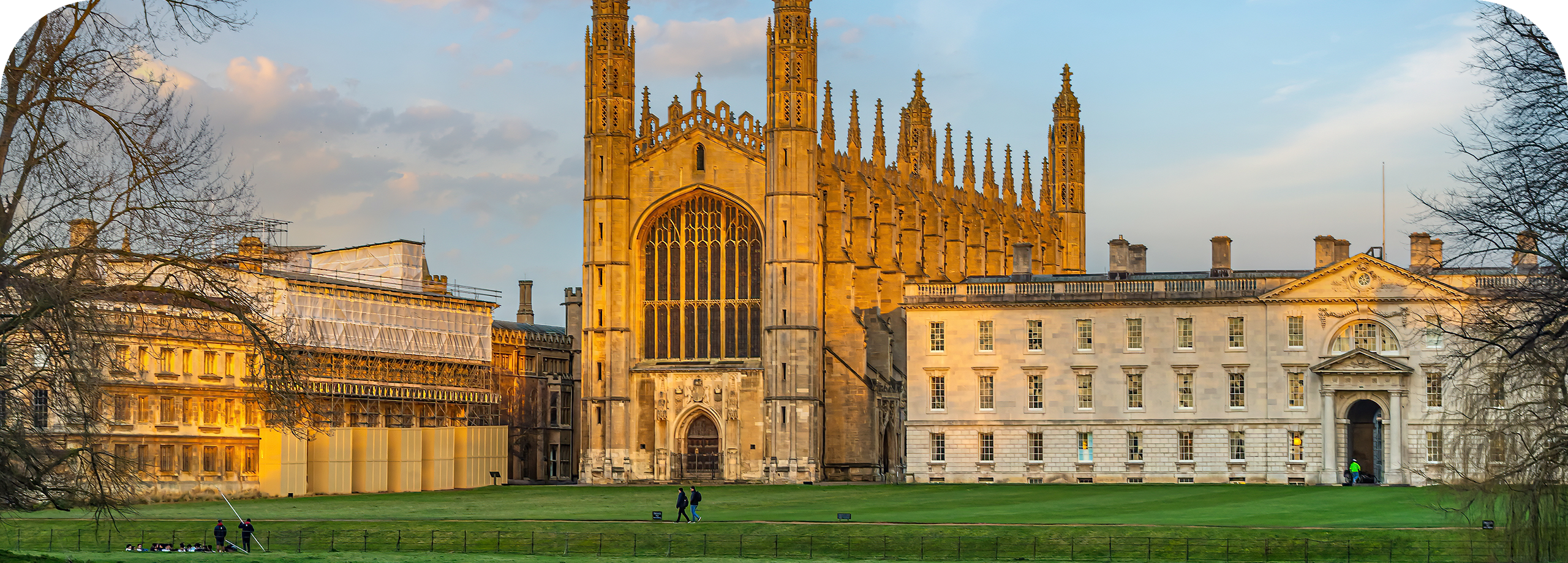 Estudante conhecendo o processo seletivo para entrar em Oxford e Cambridge